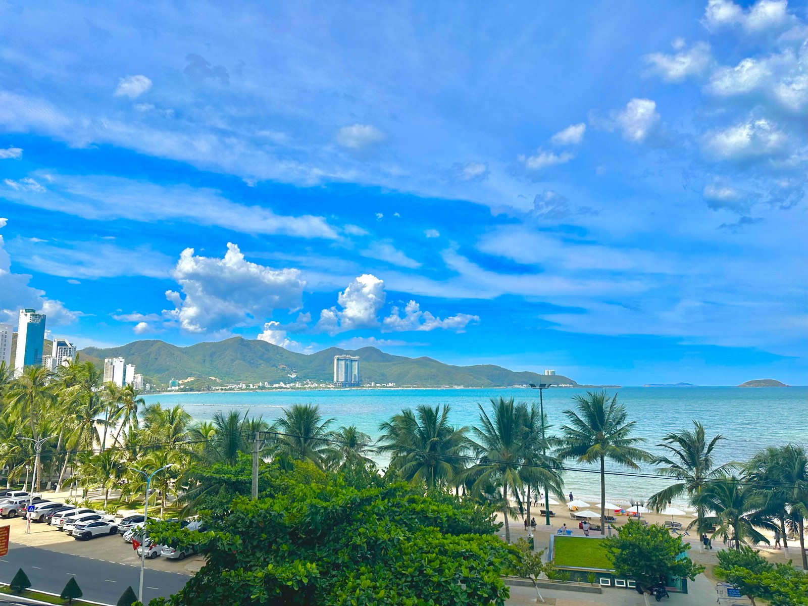 Biển trung tâm Nha Trang — khu vực dự án Vinhomes Pearl Bay