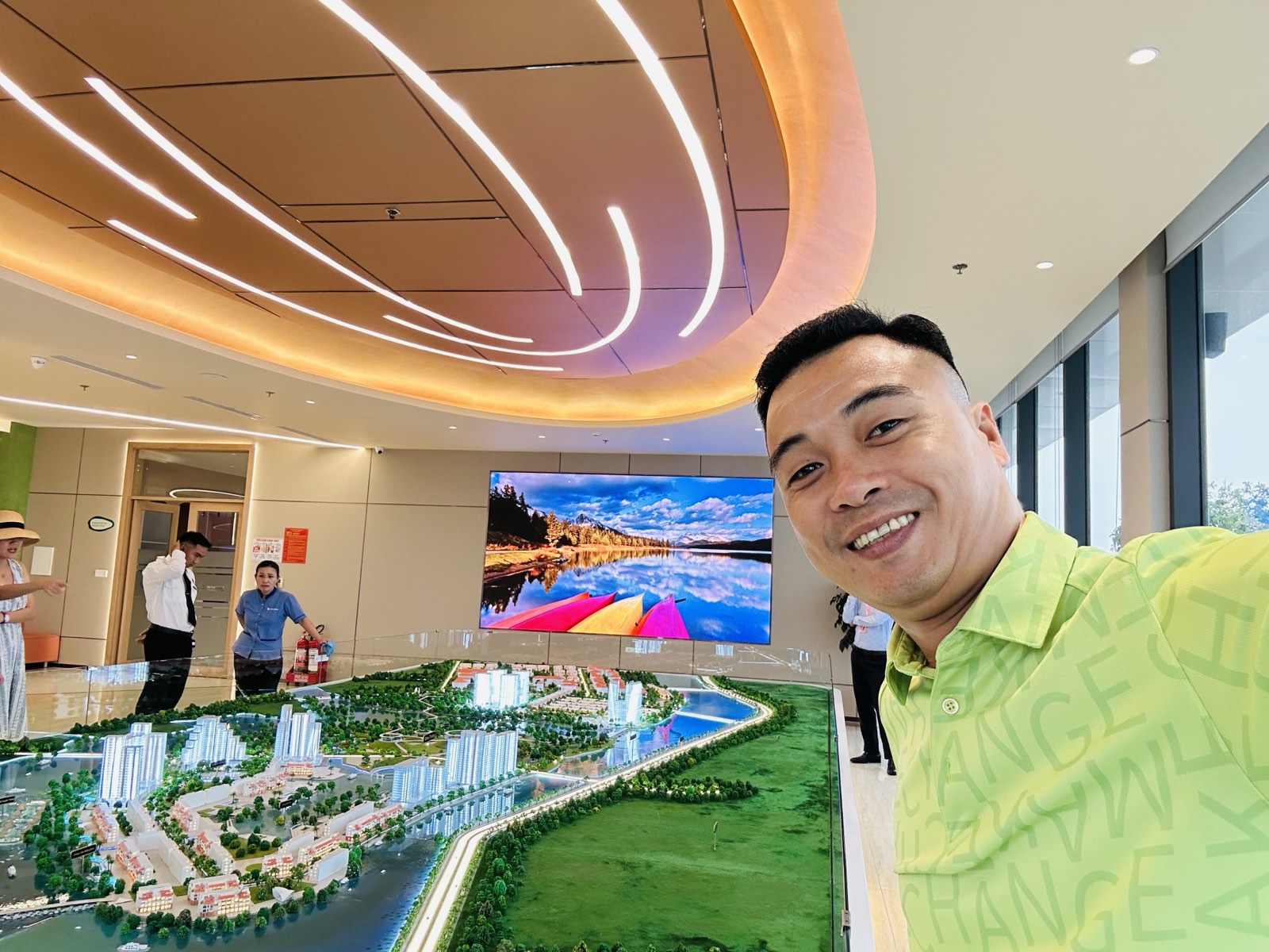 Khuất Anh Dũng tại sa bàn dự án Charmora City